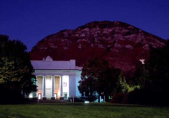O Maeser Hall com o montanha com o “Y”