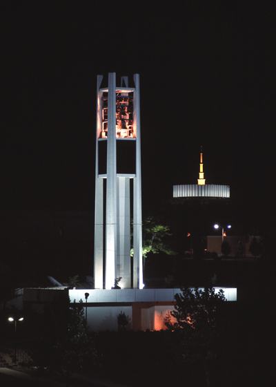 O torre dos Sinos no BYU com o templo do Provo