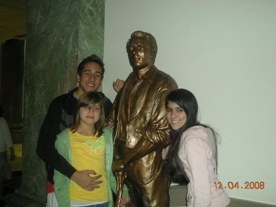 Com as primas Camilla e Channel no Joseph Smith Building