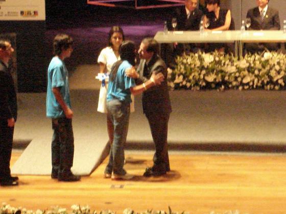 Recebendo a medalha de ouro na olimpíada Brasileira de Matemática das Escolas Públicas das mãos do Ministro da Ciência e Tecnologia
