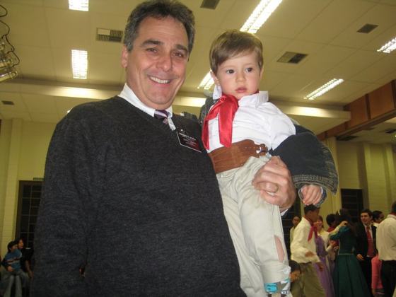 Rodrigo com o piá Pedrinho Martignoni