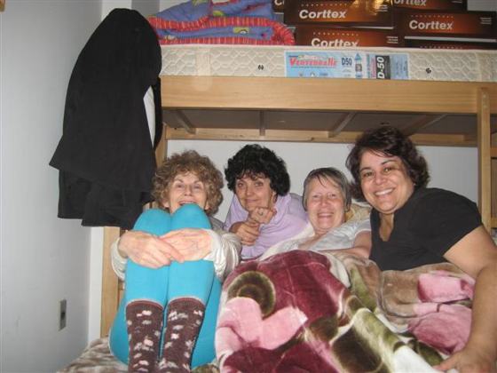 Noite com pijamas com sísteres Fletcher, Laing e Sharp