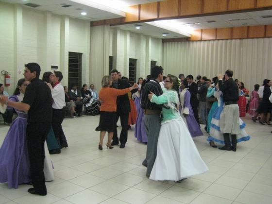 Baile gaúcho na Igreja